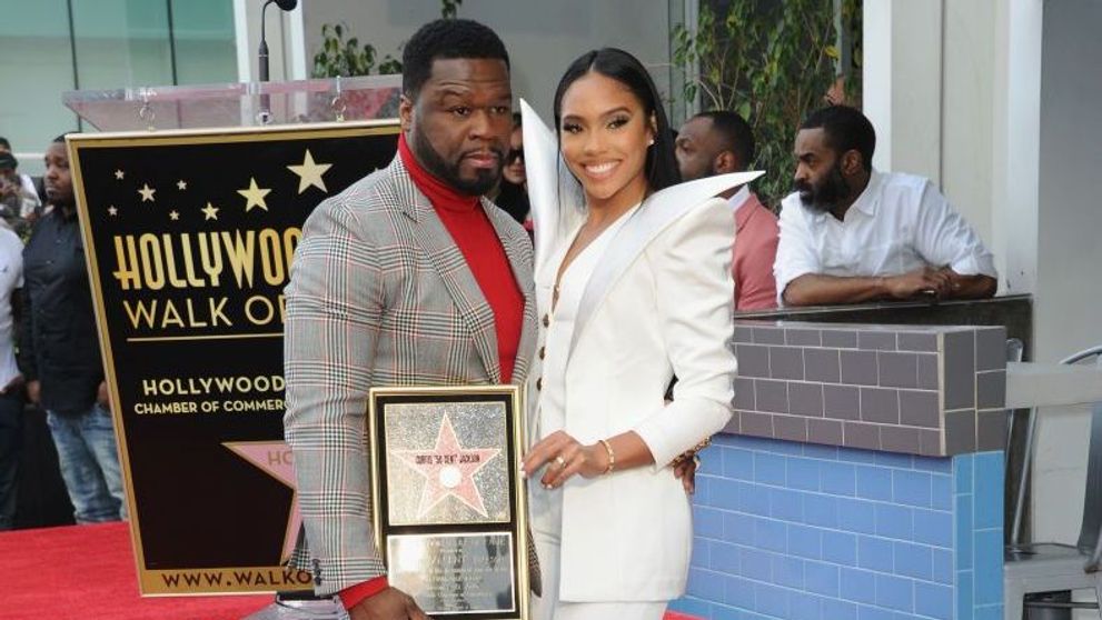 50 Cent a primit o stea pe Walk of Fame. Rapperul a venit însoțit de iubita sa superbă