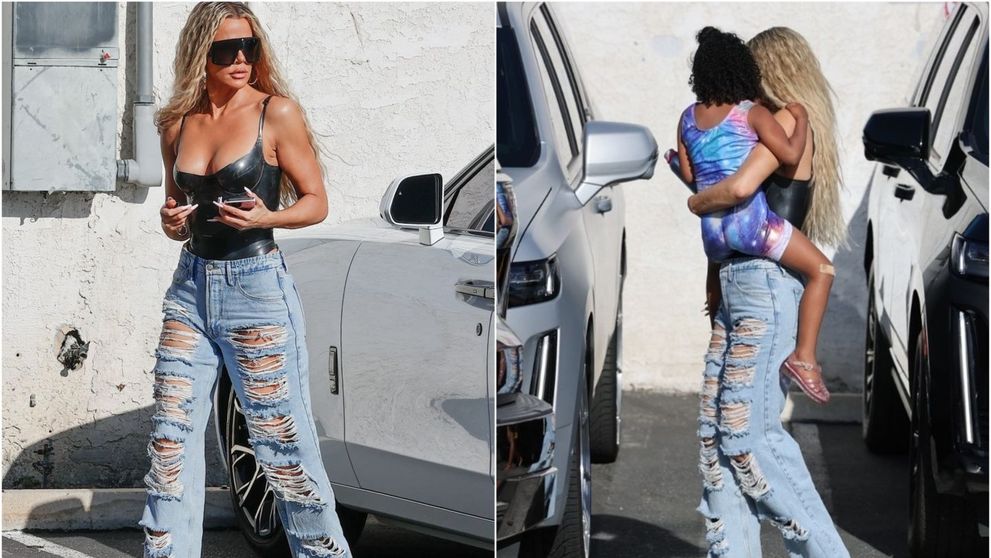 Într-un body de latex mulat și blugi sfâșiați de sus până jos. Cum își duce Khloe Kardashian fetița la gimnastică