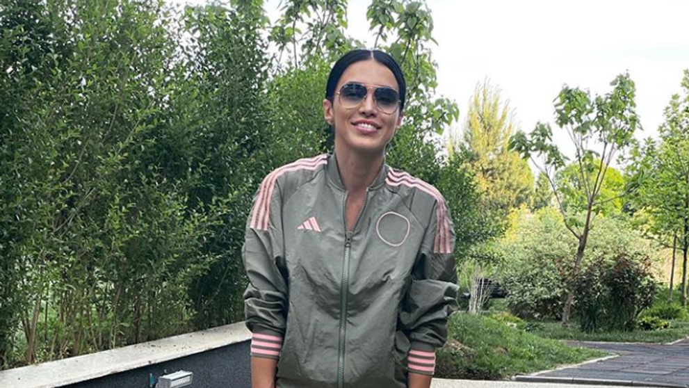 Adelina Pestrițu, sexy în cămașa soțului. Cum s-a fotografiat vedeta în intimitate