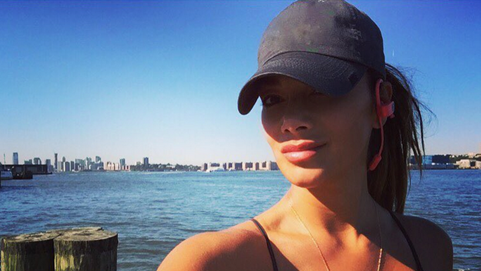 Nicole Scherzinger adună gunoaie de pe plajă în timpul vacanței în Europa