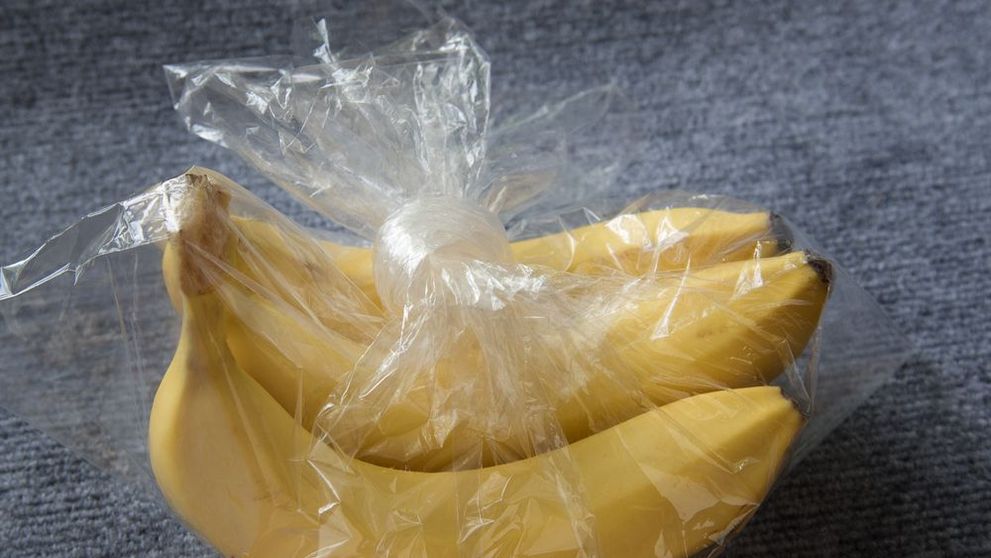 A rămas îngrozit! Ce a găsit un bărbat într-o pungă de banane de la supermarket