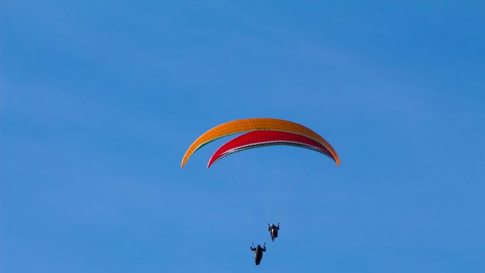 Un instructor a murit după ce a căzut de la înălţime, în timpul unui zbor cu parapanta. Efectua un zbor în tandem cu un turist, în Săcele