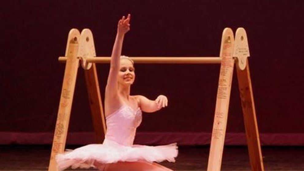 La prima vedere pare a fi doar o alta balerina pasionata, dar povestea ei depaseste orice imaginatie