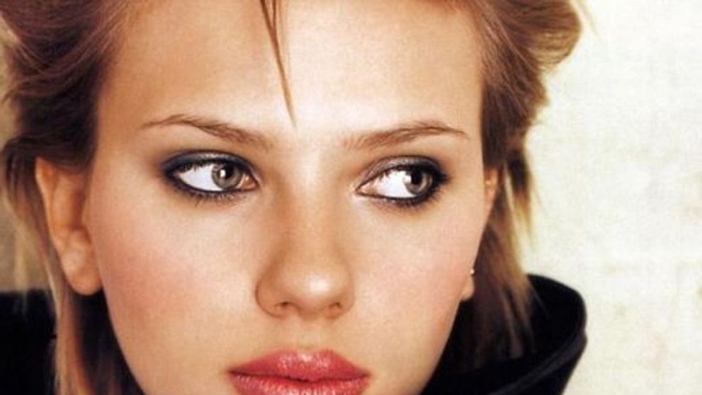 Ghiceste ale cui sunt buzele sexy! UPDATE: Ati ghicit raspunsul corect - Scarlett Johansson