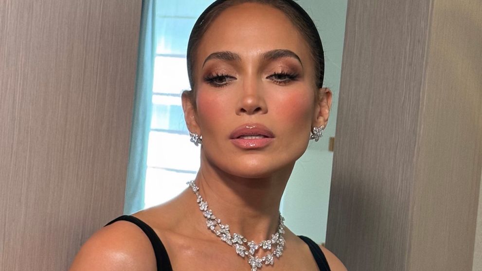 Diamante, catifea și eleganță  pură. Jennifer Lopez, comparată cu Audrey Hepburn la nunta lui Taylor Swift: a transformat evenimentul anului într-un podium de modă