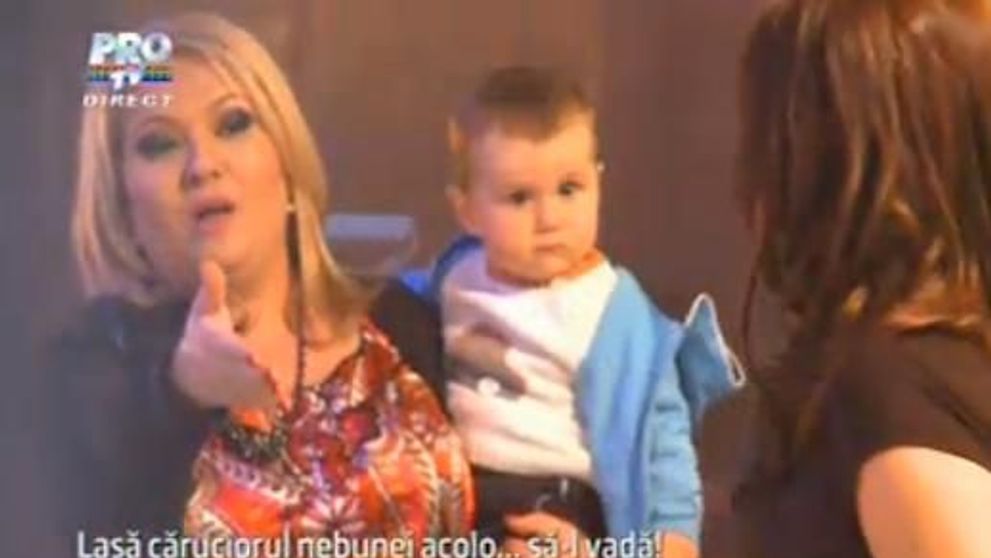 Viorica de la Clejani s-a trezit cu un copil abandonat in brate. Vezi VIDEO