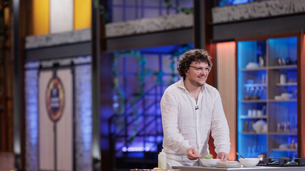 Moment neașteptat la MasterChef! În această seară, de la ora 20:30, câinele unui concurent va da verdictul înaintea chefilor! ”Nu mai gustăm! Dacă mâncarea ta nu o mănâncă nici câinii...”