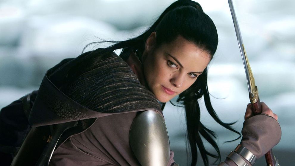 Este o aparitie extrem de sexy, atat pe ecrane cat si pe covorul rosu. Cum arata insa Lady Sif din 