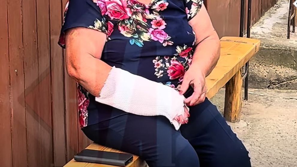 Caz șocant în Iași! O femeie a fost atacată, în propria curte, de un șacal turbat: „Am căzut și mă mușca”. Imagini terifiante