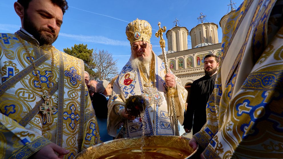 Care este diferența dintre Agheasma mică și Agheasma mare și când se folosește corect fiecare. De ce apa sfințită de Bobotează este specială