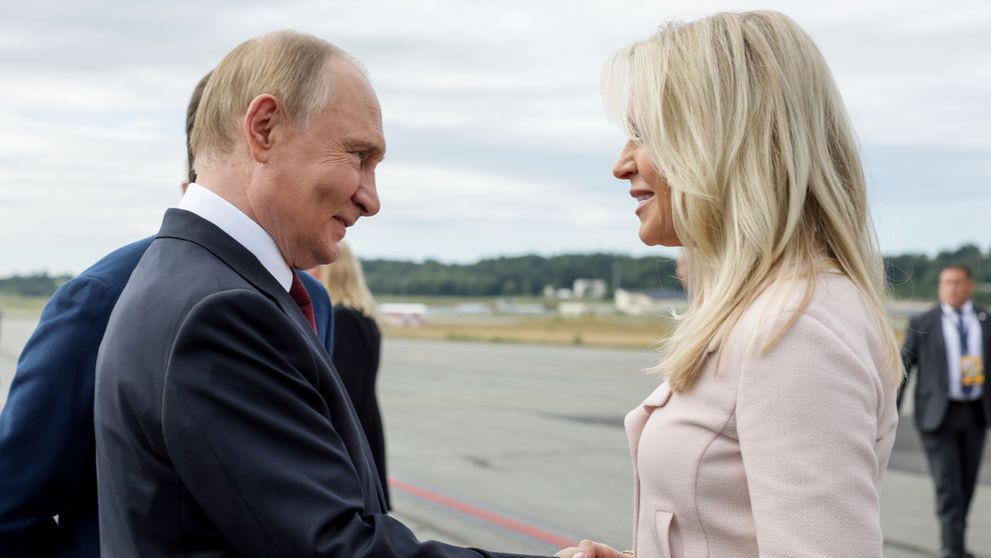 Cine e blonda superbă care l-a întâmpinat pe Vladimir Putin la întâlnirea istorică din Alaska și ce rol are în administrația Trump