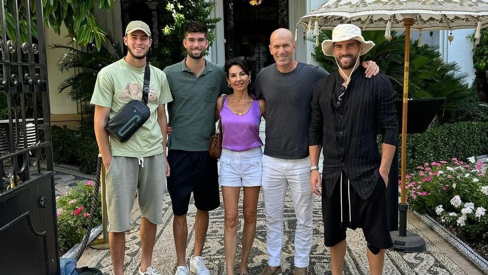 Cum arată viața de familie a lui Zinedine Zidane. Noul selecționer al Franței este căsătorit de peste 30 de ani și are patru fii