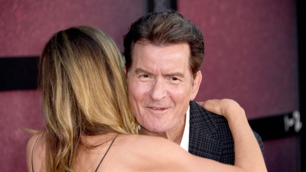Femeia pe care Charlie Sheen nu o poate uita. Se comportă „ca un cățeluș” când este lângă ea