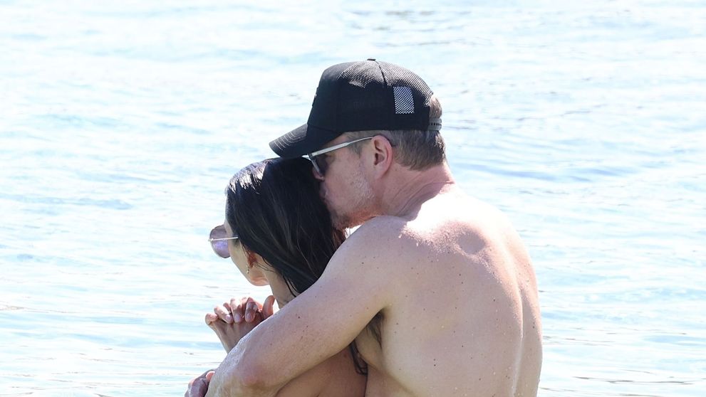 Are 48 de ani, patru nașteri la activ și arată splendid! Soția lui Matt Damon a făcut furori pe o plajă din Grecia! Cum arată barmanița care l-a cucerit pe actor în urmă cu 20 de ani