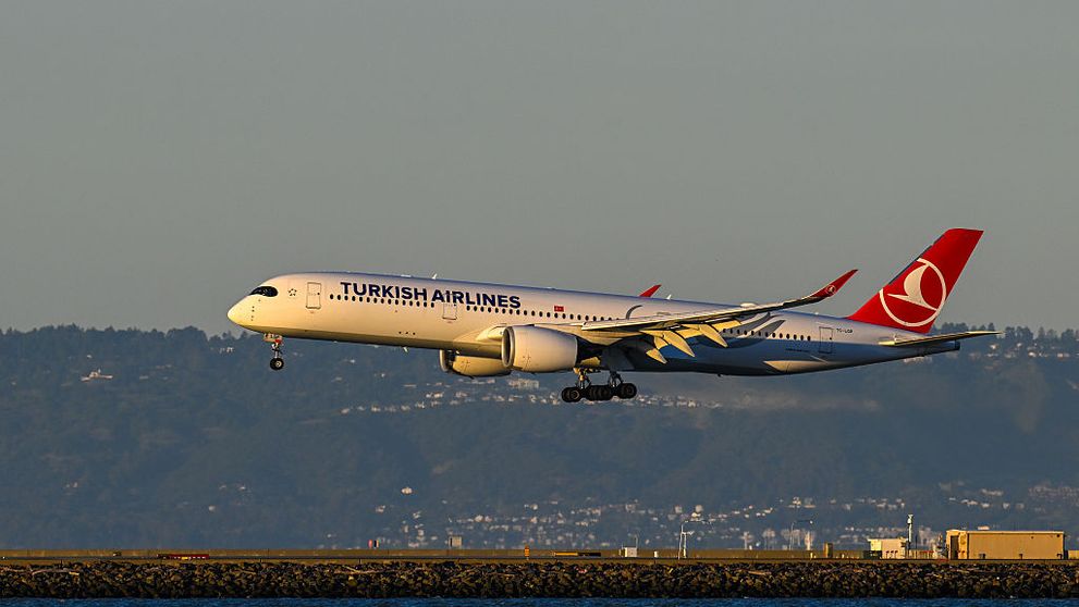 Un avion cu 288 de pasageri la bord a luat foc după aterizare, forțând o evacuare în masă și închiderea aeroportului