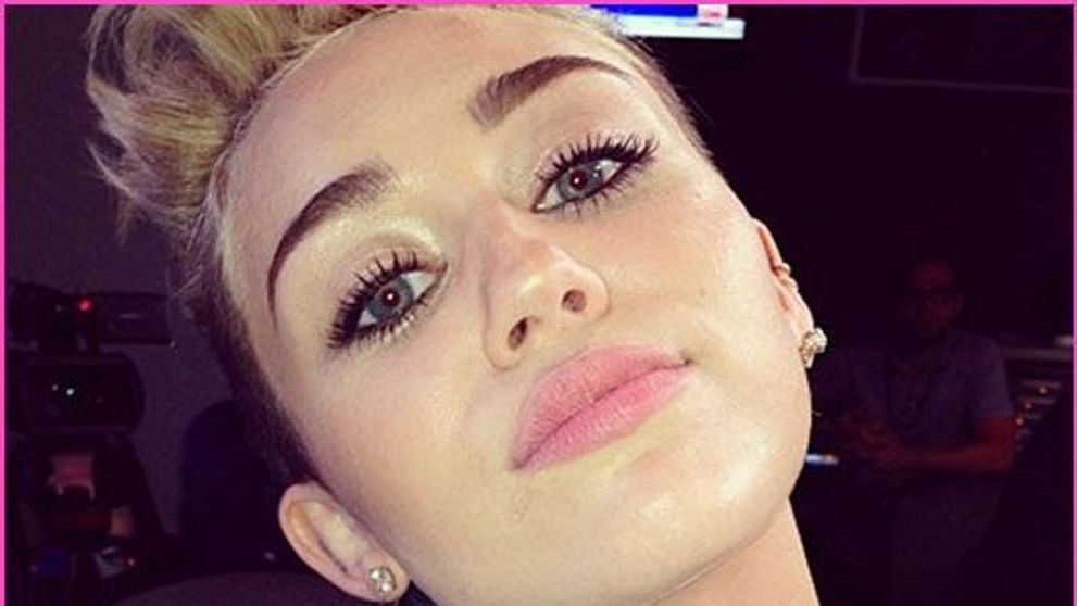 Uda, goala si vulgara pe coperta revistei Rolling Stone. Cea mai recenta imagine cu care Miley Cyrus si-a scandalizat fanii