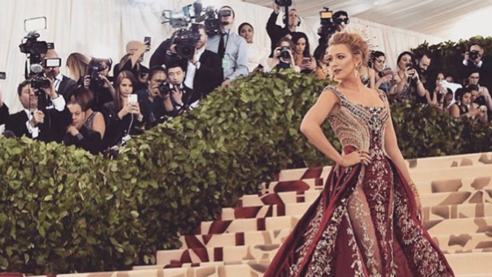 Micul detaliu pe care nu l-au remarcat fanii la rochia actritei Blake Lively, de la evenimentul Met Gala 2018