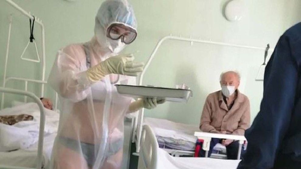 Asistenta care și-a tratat pacienții în costum transparent a primit oferta de a fi model, apoi a creat o nouă modă