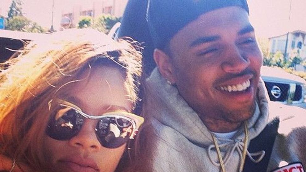 De ce il iubeste Rihanna pe Chris Brown? Cantaretul isi arata formele bine lucrate la sala in ultimul videoclip
