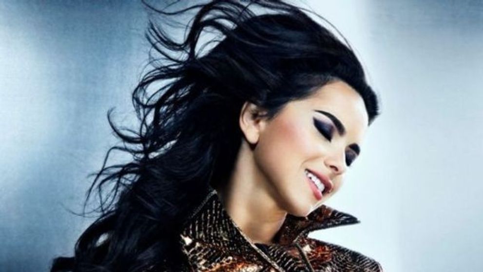 Un nou look pentru Inna. Si-a schimbat culoarea parului pentru coperta noului album