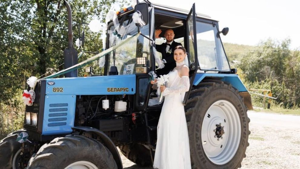 Cine sunt mirii care au mers prin sat cu tractorul? „Oamenii au ieșit la poartă ca să ne filmeze, iar mașinile claxonau”