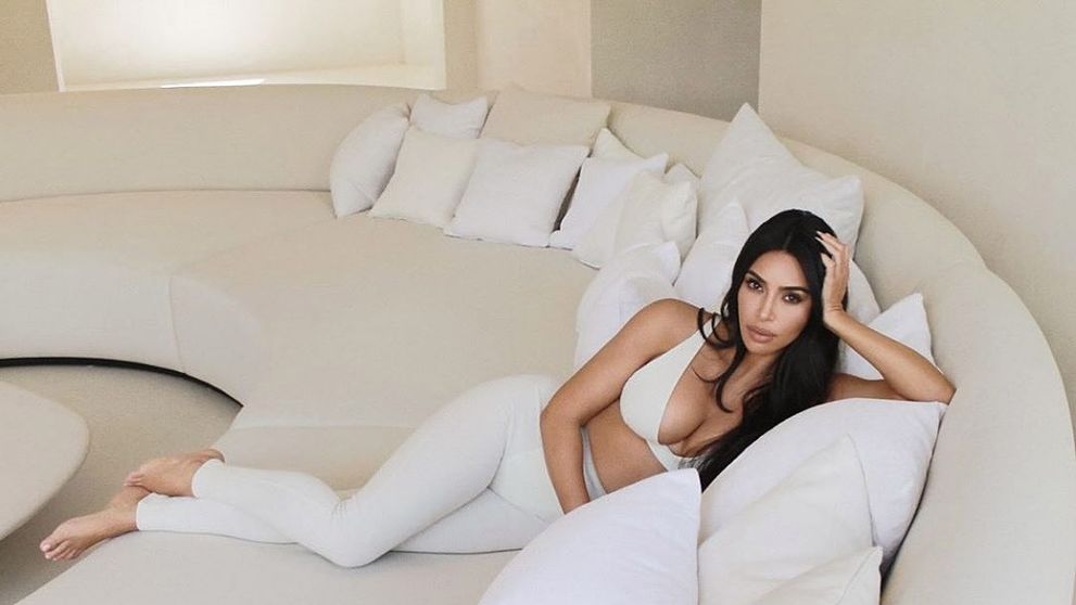 Imagini fabuloase din “palatele” surorilor Kardashian. În ce lux și opulență se răsfață Kim&Co