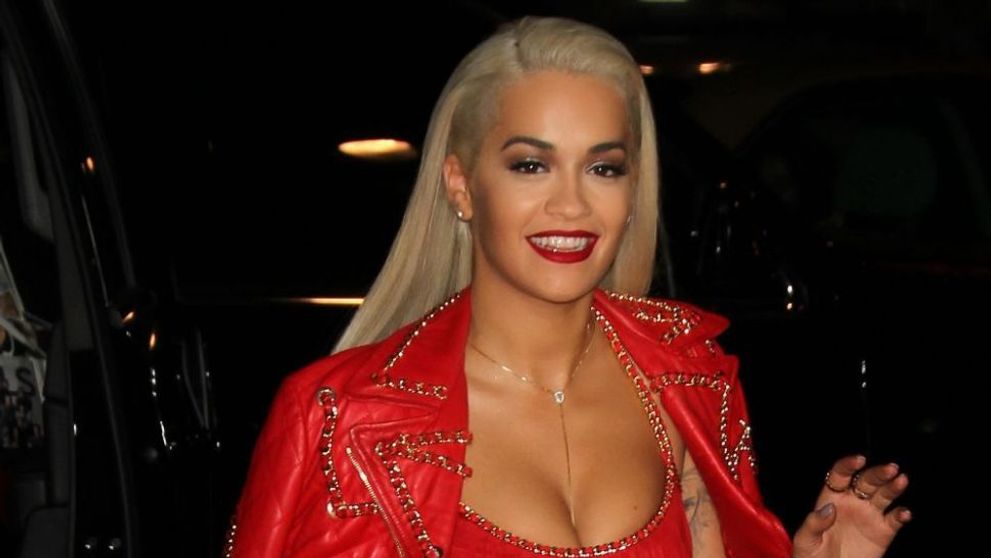 A renuntat complet la inhibitii. Rita Ora, poza topless necenzurata in revista 