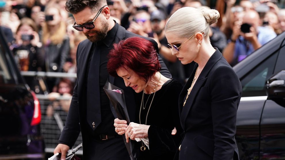 Scene tragice la funeraliile lui Ozzy Osbourne. Soția lui, Sharon, a izbucnit în plâns, îngenuncheată de durere