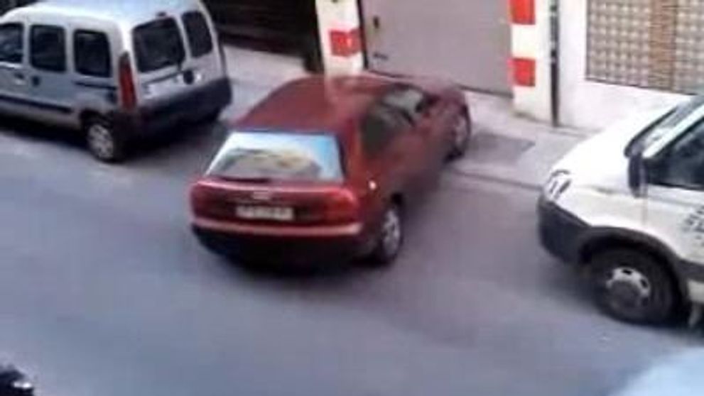 Ce vrea sa faca aceasta femeie la volan? :) VIDEO