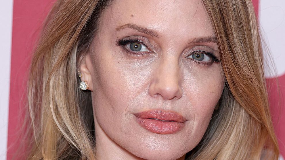 Angelina Jolie, apariție ireală pe covorul roșu. Ce pantofi a asortat la rochia transparentă