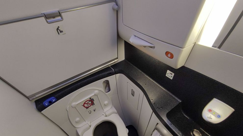 Pasagerii unui avion, obligați să își facă nevoile în sticle după ce toaletele au refulat