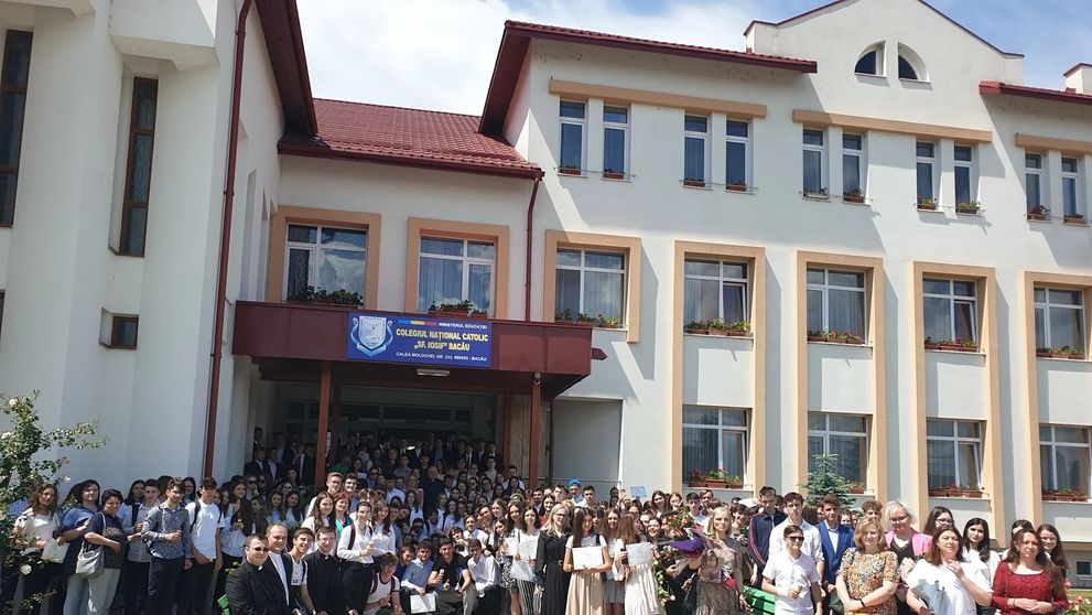 Un elev de la Colegiul Catolic din Bacău s-a aruncat de la etajul 3 al școlii. Băiatul a lăsat un bilet de adio în ghiozdan