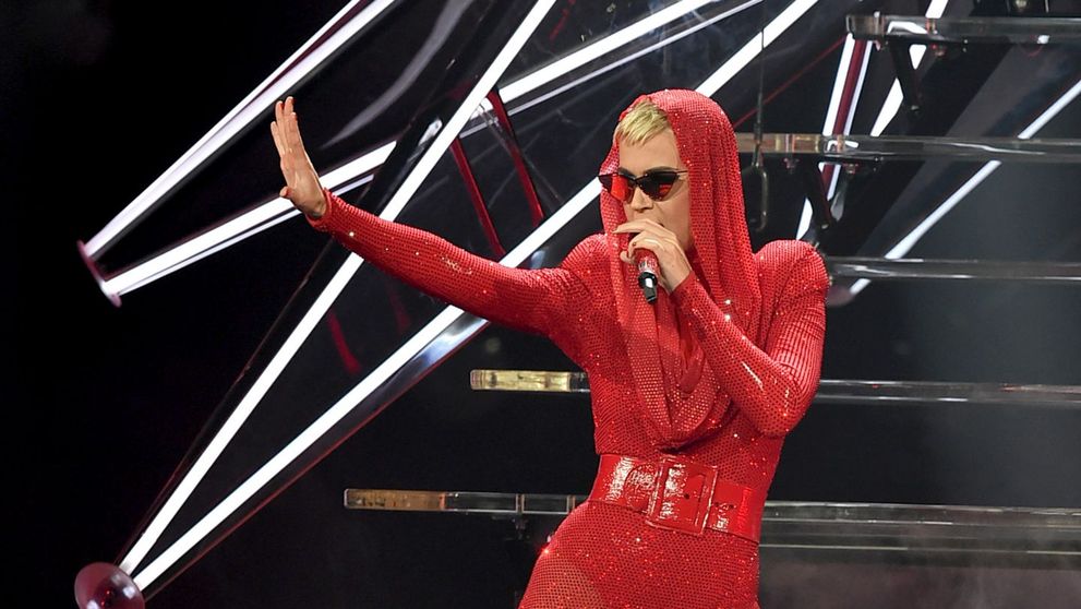 Un fan al cantaretei Katy Perry a fost arestat dupa ce a urmarit-o obsesiv