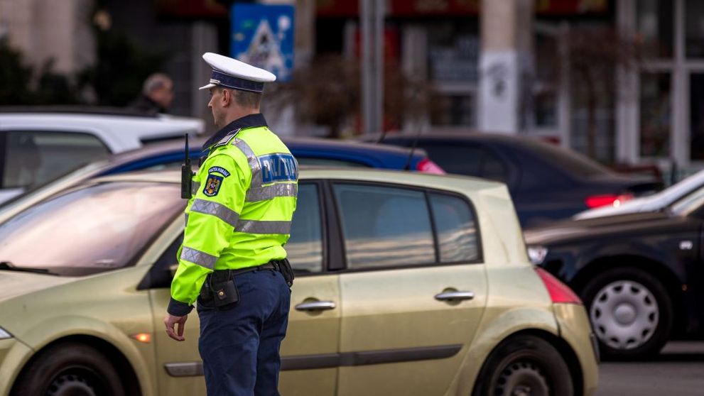 O femeie răpită a fost salvată din întâmplare! Polițiștii au oprit mașina în care se afla pentru un control de rutină în trafic