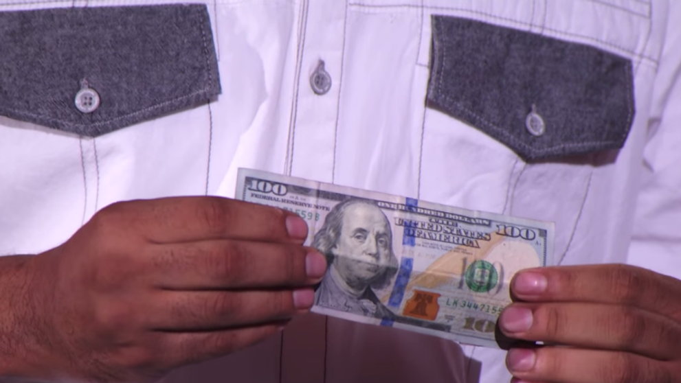 Un numar de magie fenomenal, chiar sub ochii uimiti ai juratilor. Un fost militar transforma bancnotele de 1 $ in unele de 100 de $, apoi le face sa dispara