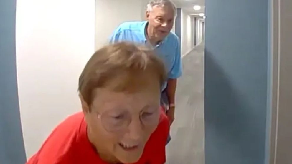 Și-a surprins vecinii cum se plimbă obsesiv prin fața apartamentului ei, iar motivul a șocat-o! Gestul făcut de o femeie, viral pe internet VIDEO