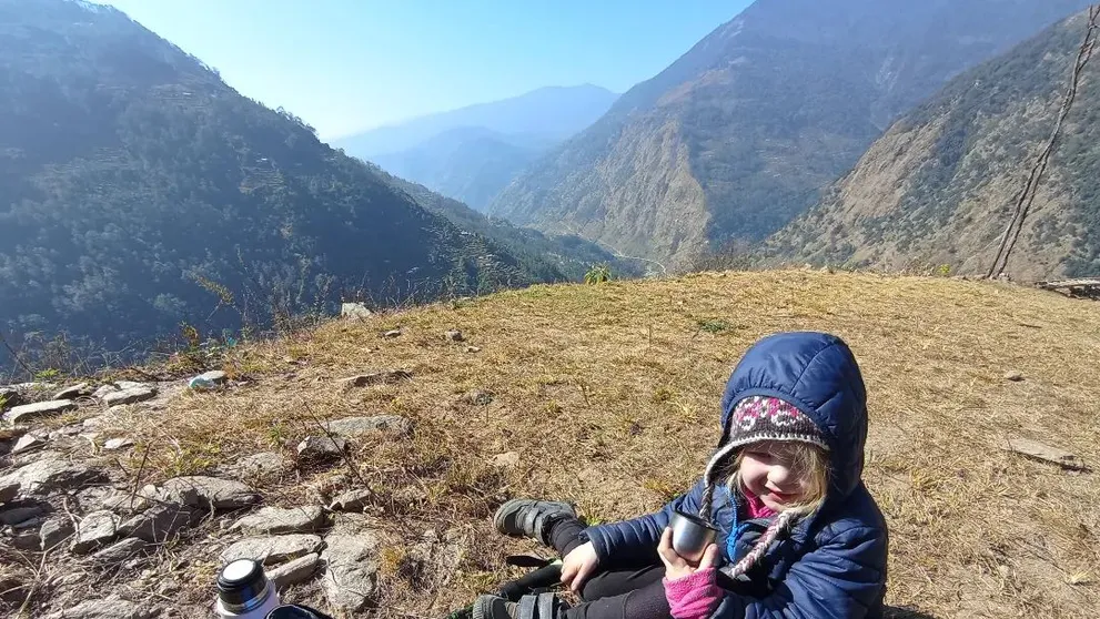 Cine este Zara, fetița de 4 ani care a urcat pe muntele Everest. Cum au pregătit-o  părinții pentru drumeția în Himalaya