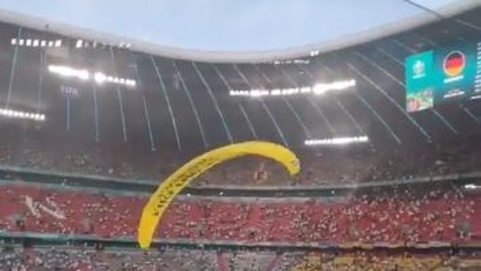 VIDEO | Ce nu s-a văzut la TV la EURO 2020: Un parașutist a aterizat pe gazon înainte de Franța – Germania