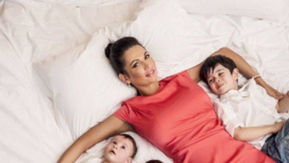 Nicoleta Luciu, pe vremea cand era de o varsta cu fiul ei cel mare. Vezi imaginea in care vedeta si baietelul sau seamana ca doua picaturi de apa