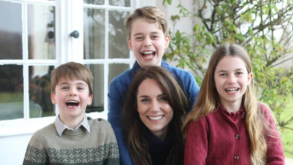 Prima fotografie cu Kate Middleton de la operația misterioasă: “Prea slăbită ca să stea în picioare, mascată de cei trei copii”