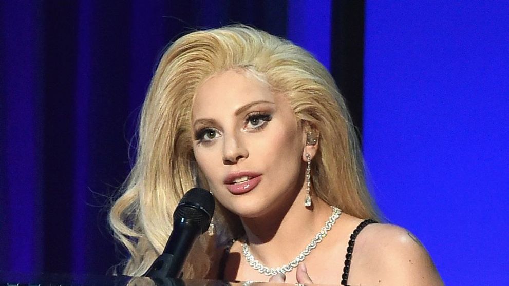 A fost defilare de moda la ziua lui Lady Gaga. In ce tinuta a ales sa apara si cum s-au imbracat vedetele