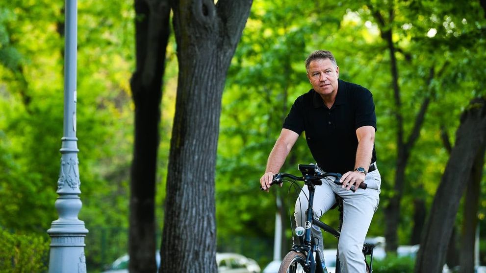 Klaus Iohannis a împlinit 61 de ani. Cum arăta în tinerețe