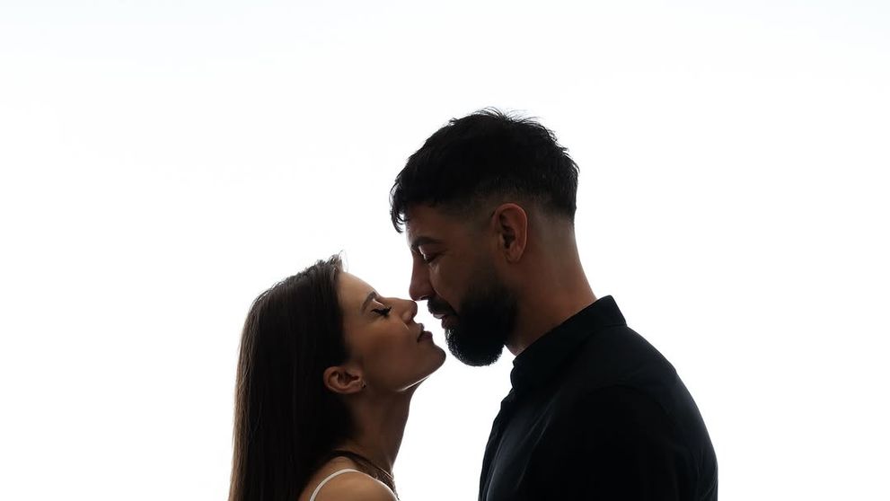 A născut în urmă cu puțin timp! Celebra cântăreață din România a adus pe lume o fetiță perfect sănătoasă. Prima fotografie cu bebelușul