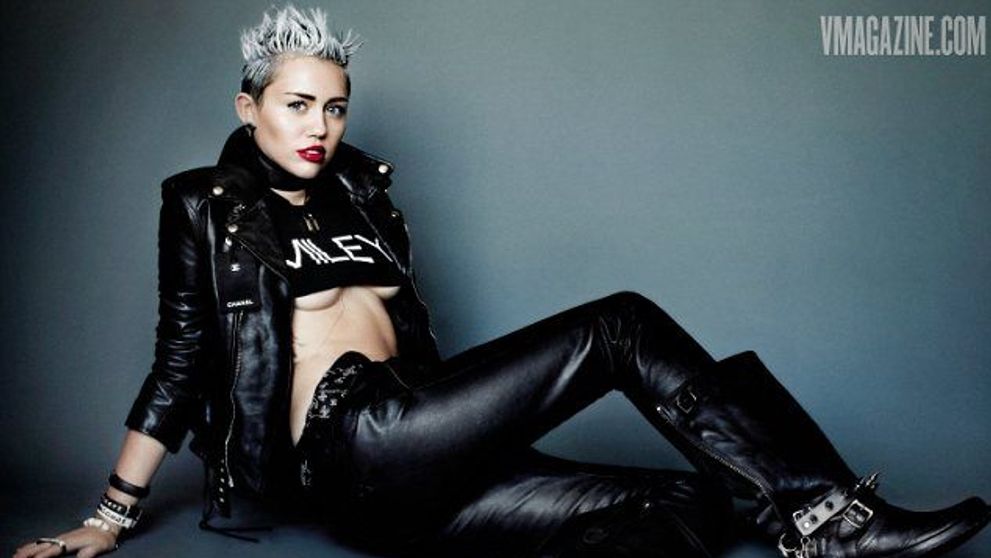 Miley Cyrus isi expune nurii in cel mai obraznic pictorial al ei de pana acum. Vezi imaginile hot