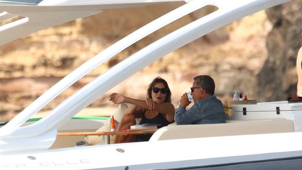 Gesturi tandre între Nicolas Sarkozy și Carla Bruni, în vacanța din Formentera. Cum i-au surprins paparazzii