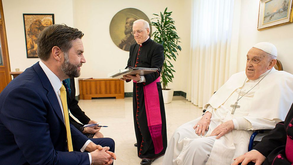 Vicepreședintele JD Vance, ”învinuit” de moartea Papei Francisc, fiind ultimul diplomat care l-a văzut în viață. ”Papa l-a văzut pe Vance și a renunțat la umanitate”