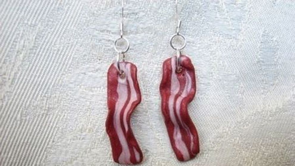 Vrei sa arati si tu ca Lady Gaga? Poarta cerceii sau tenesii cu imprimeu bacon!