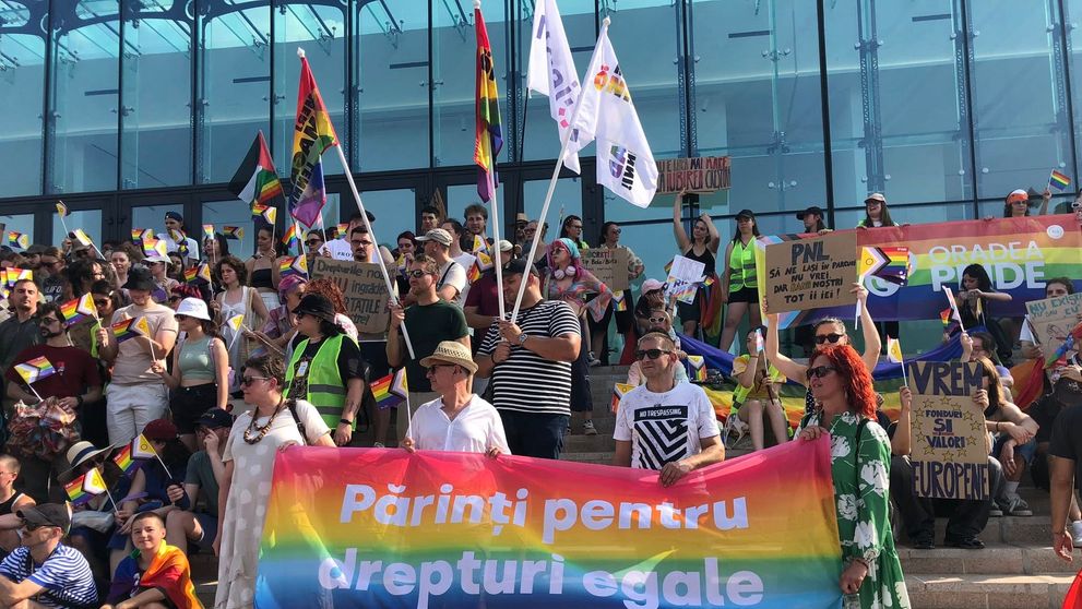 Chiar dacă a fost interzis de primărie, marșul Oradea Pride 2025 tot a avut loc! Conflicte între susținătorii LGBTQ+ și jandarmi. ”E o rușine ce se întâmplă”