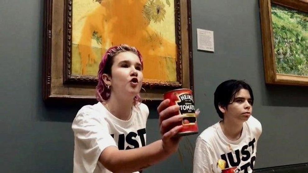 2 adolescenți au aruncat la Londra cu supă de roșii peste tabloul original a lui Van Gogh