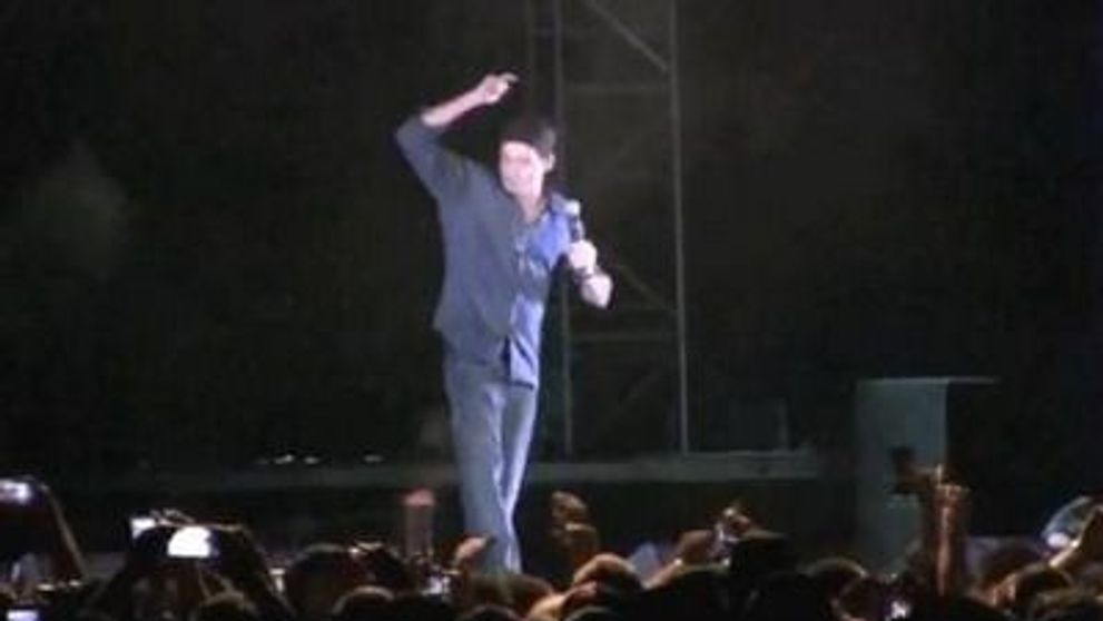 Fanii au aruncat cu sticle in Charlie Sheen! Vezi motivul:VIDEO